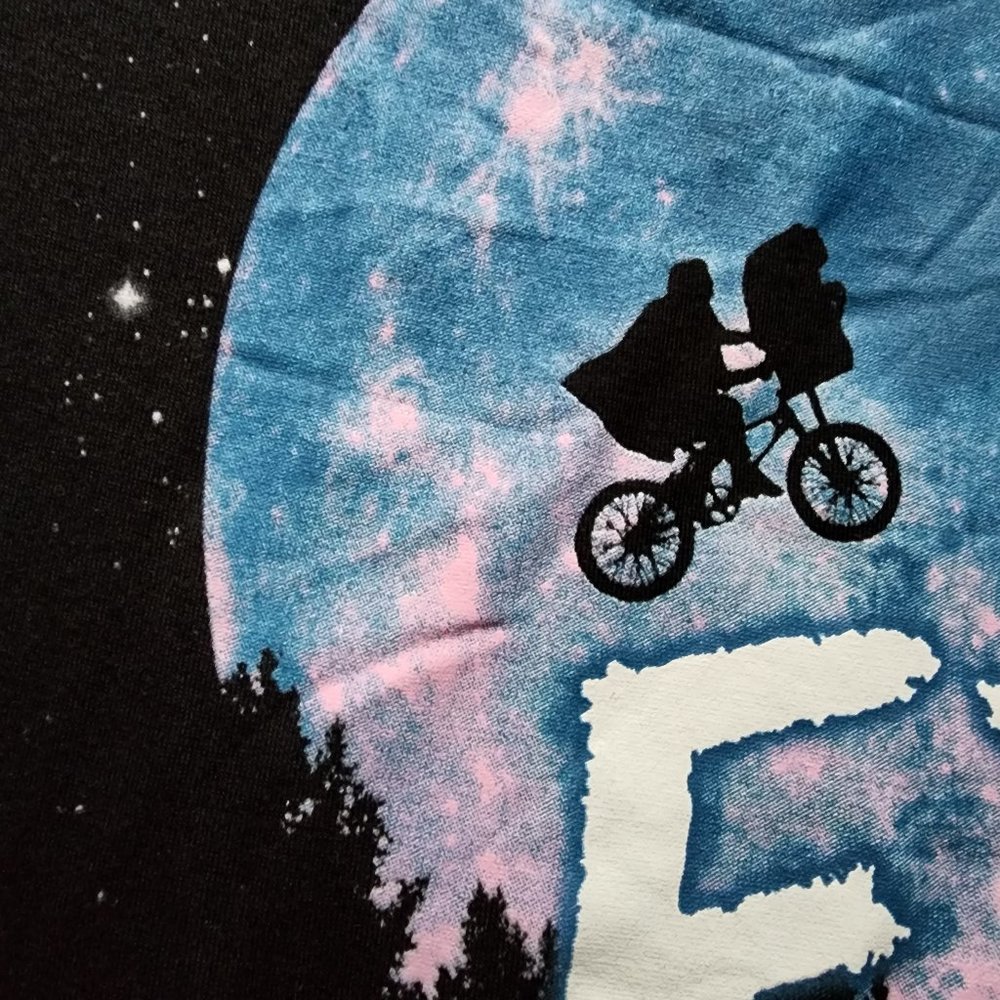 Juniors ET E.T. the Extra-Terrestrial Movie Poster Bike Moon Graphic Tee NWT - Picture 2 of 4